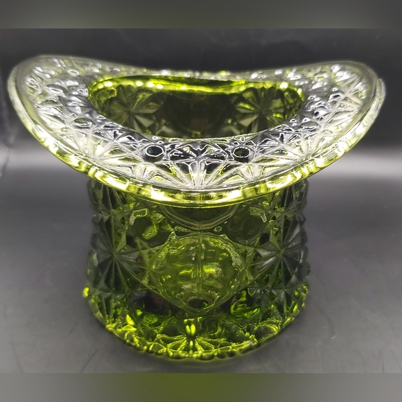 Other - Daisy and button green glass hat